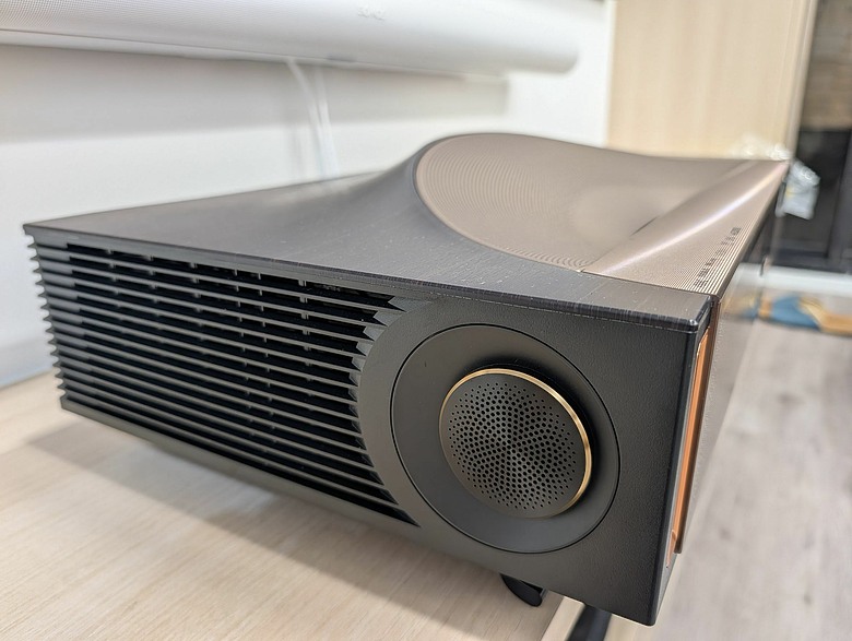 家裡裝了Hisense L9Q超短焦投影機