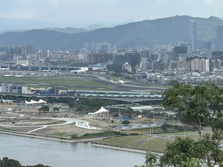 搭 捷 運 登 走 劍 潭 山 親 山 步 道