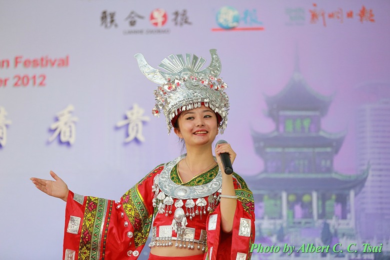 點我看大圖 【銀燦黔彩】苗族盛景與華麗歌舞:Canon 5D3 凝格少數民族歌舞的絢麗美學