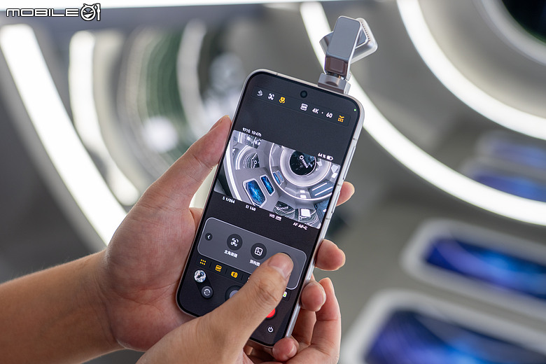 HONOR Robot Phone 正式發表|靈巧雲台+ARRI 電影調校,售價 9999 人民幣!