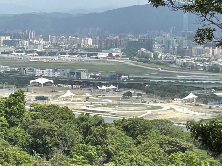 搭 捷 運 登 走 劍 潭 山 親 山 步 道