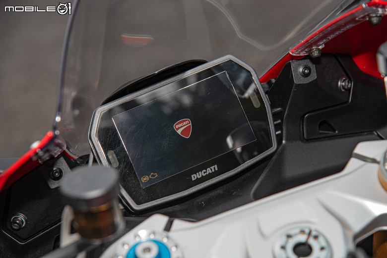 點我看大圖 DUCATI Pangale V2 S 試駕|街賽一體混血王子!超輕量級、最親民的DUCATI跑車