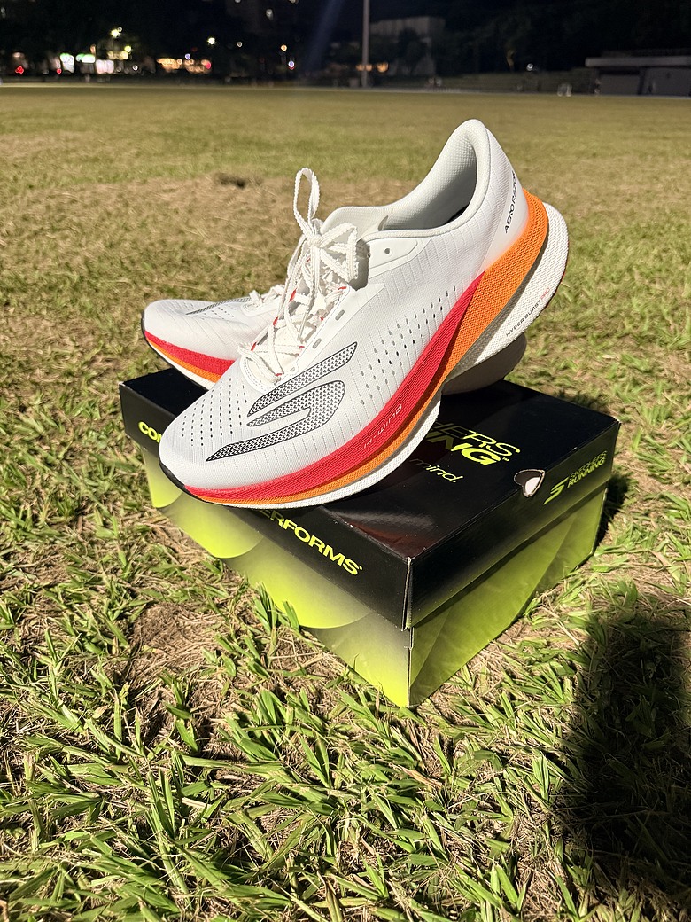 點我看大圖 【SKECHERS AERO RAZOR實測】輕、彈、快的速度革命|新竹10K與跑步機間歇實戰心