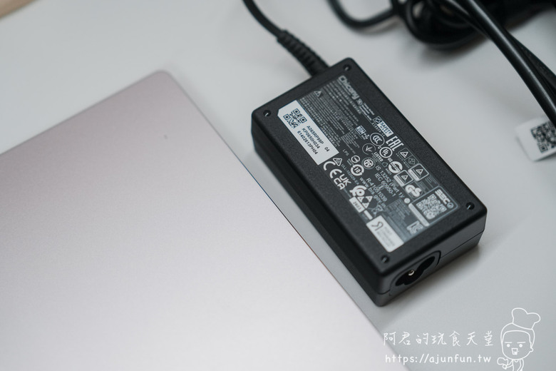 【開箱評測】Acer Swift Air 14 SFA14-71M-594B｜約1kg、2.8K OLED、32GB 記憶體值得買嗎？