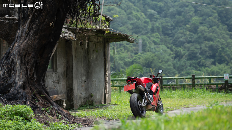 點我看大圖 DUCATI Pangale V2 S 試駕|街賽一體混血王子!超輕量級、最親民的DUCATI跑車