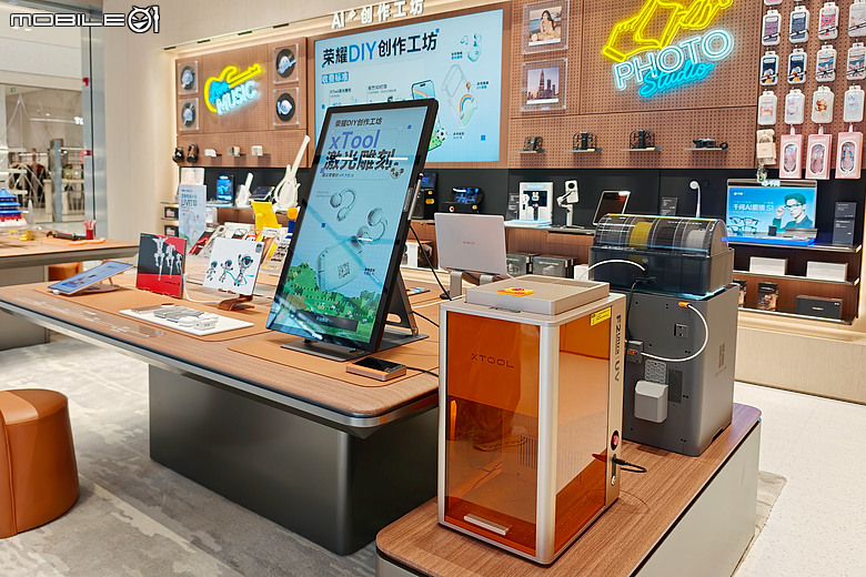 直擊深圳榮耀 α 旗艦店|Robot Phone 進駐、人形機器人迎賓!