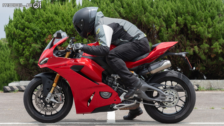 點我看大圖 DUCATI Pangale V2 S 試駕|街賽一體混血王子!超輕量級、最親民的DUCATI跑車