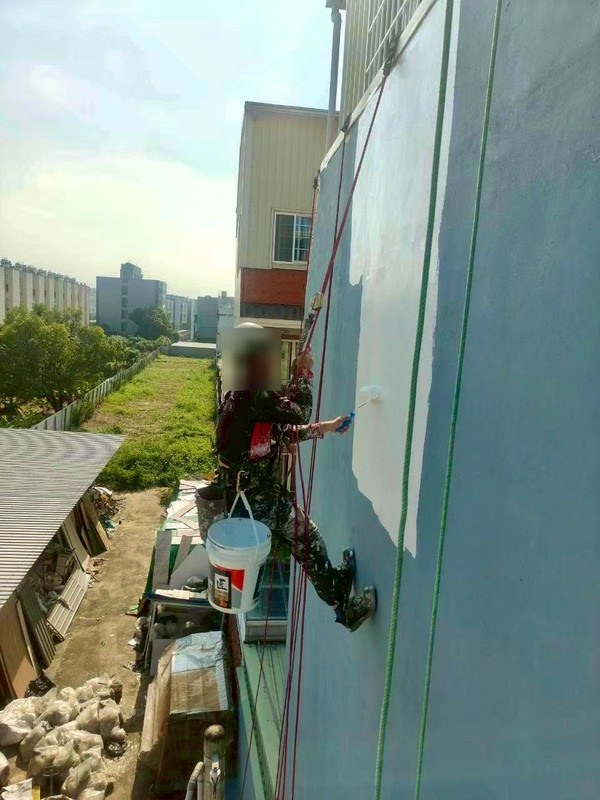 【分享】高雄防水工程|沒法請吊車,只好請蜘蛛人出動施工