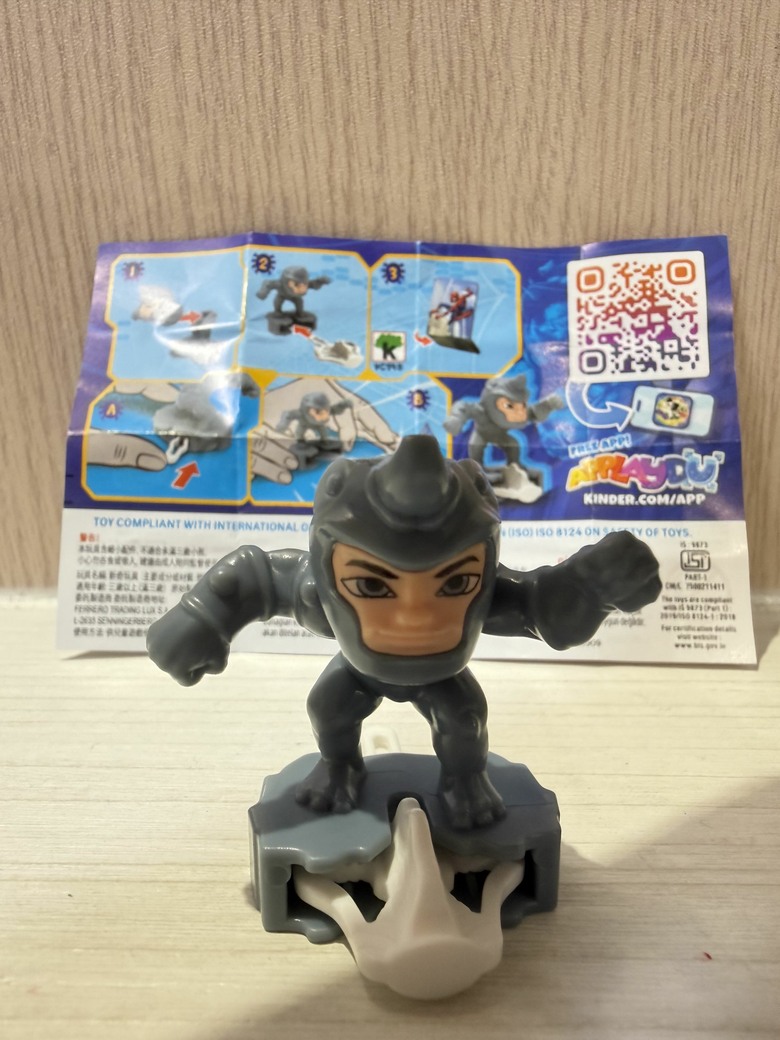 蜘蛛人迷注意!健達奇趣蛋 × MARVEL 蜘蛛人系列開箱|一盒3顆會抽到誰?