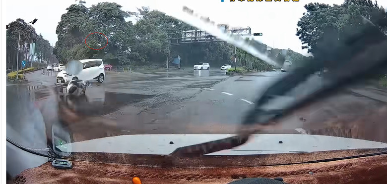 台中 又有機車騎士，直接左轉，被捍衛路權的汽車 修理。鞋子飛高高