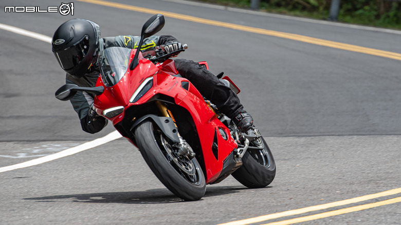點我看大圖 DUCATI Pangale V2 S 試駕|街賽一體混血王子!超輕量級、最親民的DUCATI跑車