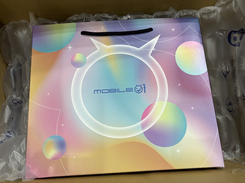 【開箱】我小時候也有個黑道大哥的夢想｜Mobile01 × 王鵬傑中秋禮盒，結果先被《出陣》吸走了