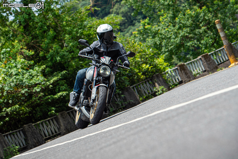 點我看大圖 Triumph Trident 800 試駕|西裝暴徒展新貌,三缸魅力任逍遙