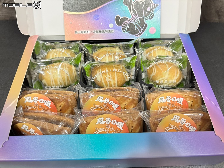 點我看大圖 【開箱+閱讀】Mobile01 中秋禮盒裡的意外驚喜|莎士比亞烘焙坊 × 王鵬傑《出陣》