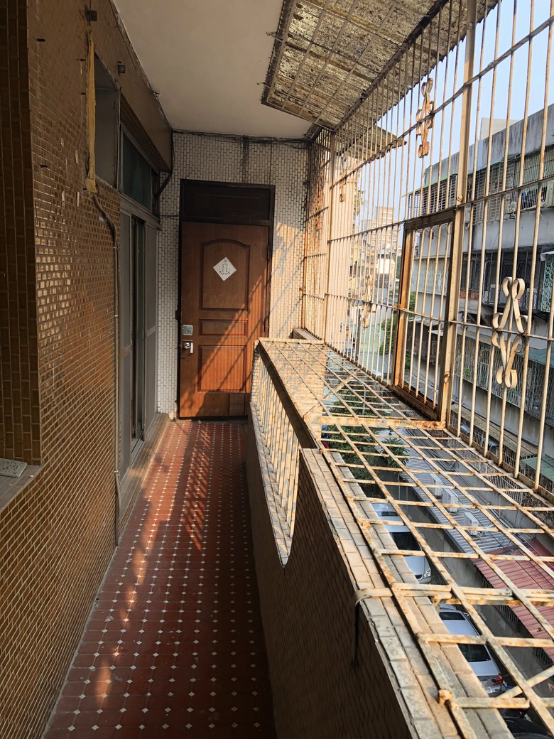 【第一次看老屋:屋主越講越開心,設計師臉色卻越來越白……OS:預算爆了,要說嗎?他還在興奮ㄟ,我…… 疑~!大門沒關上有個縫ㄟ!】