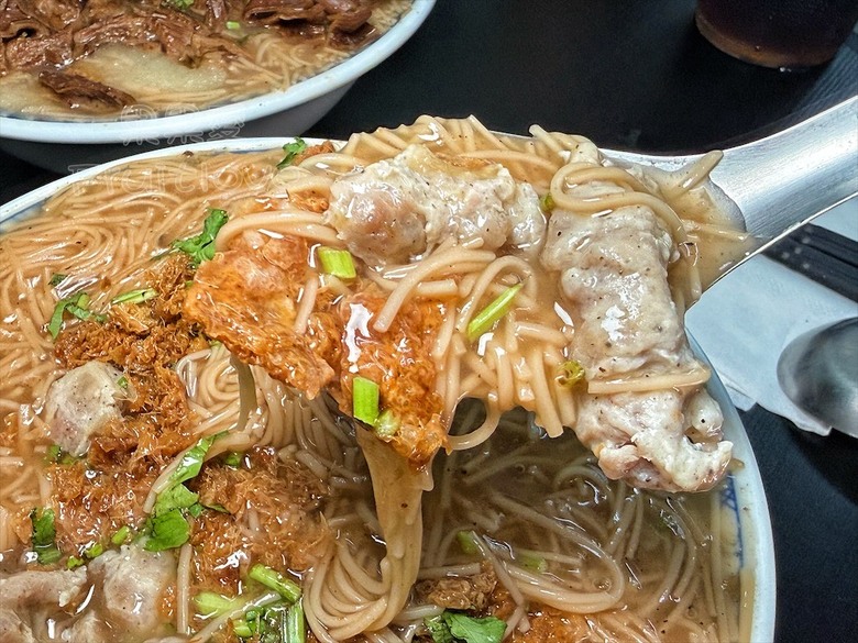 在地30年三代傳承麵線老店!必吃招牌蛋酥大腸、肉羹麵線,寵物友善