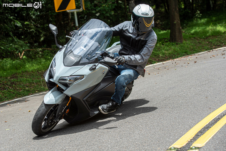YAMAHA TMAX 560 TECH MAX 試駕｜羊皇無須多言，無可取代的王者