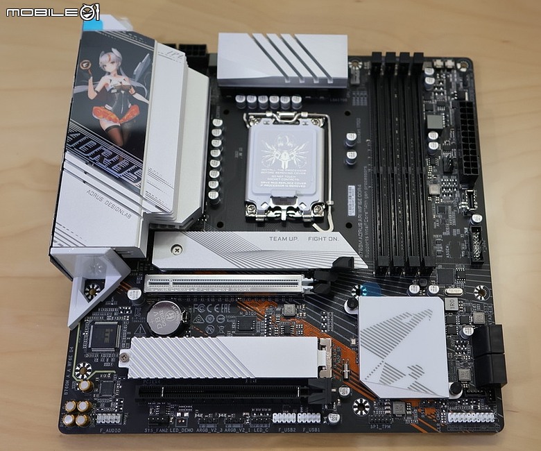 點我看大圖 雕妹帶著 D4 繼續戰 B760M AORUS ARI WIFI6E DDR4