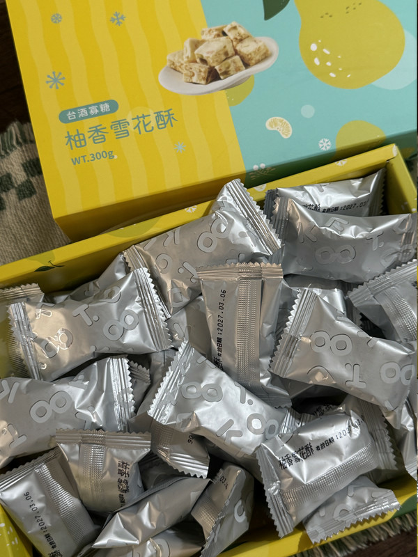 中秋禮盒換個口味|台酒紅麴百香果酥、寡糖柚香雪花酥開箱
