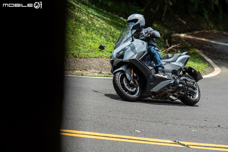 YAMAHA TMAX 560 TECH MAX 試駕｜羊皇無須多言，無可取代的王者