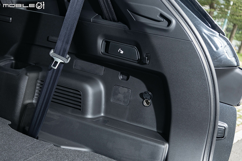 Mitsubishi 第四代小改款 Outlander 試駕｜四驅、5+2人座通通有，頂規直接給你大滿配！
