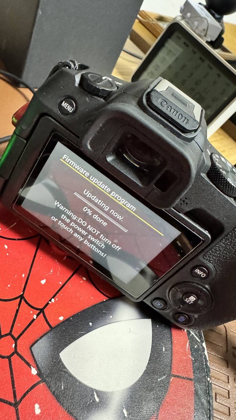 Canon R8 正常執行官方韌體更新1.6直接「變磚」主機板壞掉，原廠過保拒保 主機板維修費用將近1萬，有人也發生一樣的情形嗎？