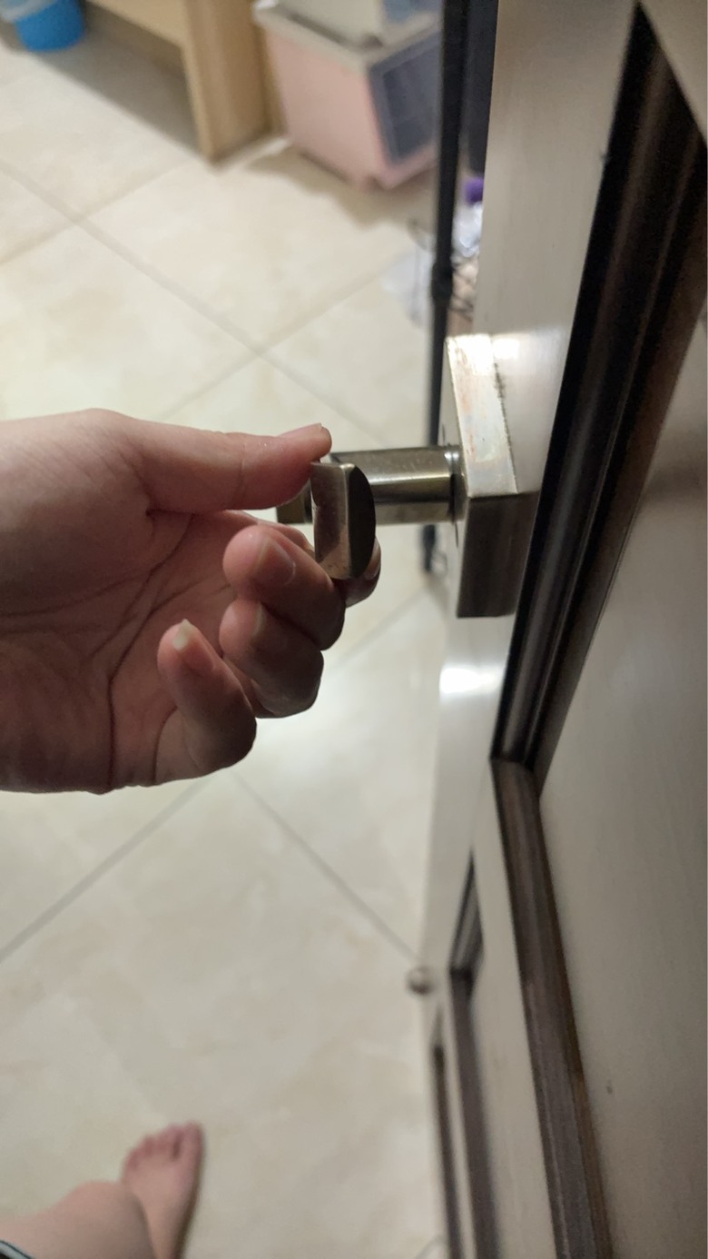 方形門把手拆不掉