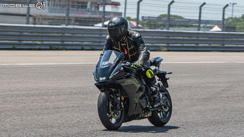 2026 YAMAHA YZF-R7賽道試駕｜不只換造型加電控！操駕體質全面進化的完美玩樂車！