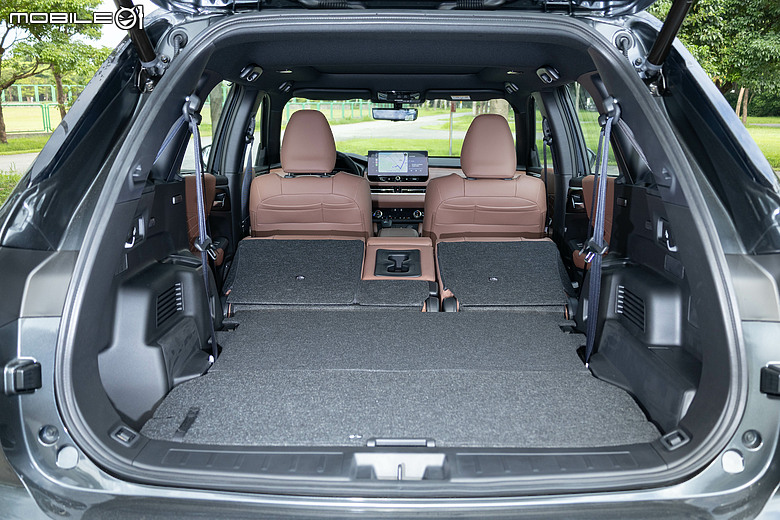 Mitsubishi 第四代小改款 Outlander 試駕｜四驅、5+2人座通通有，頂規直接給你大滿配！