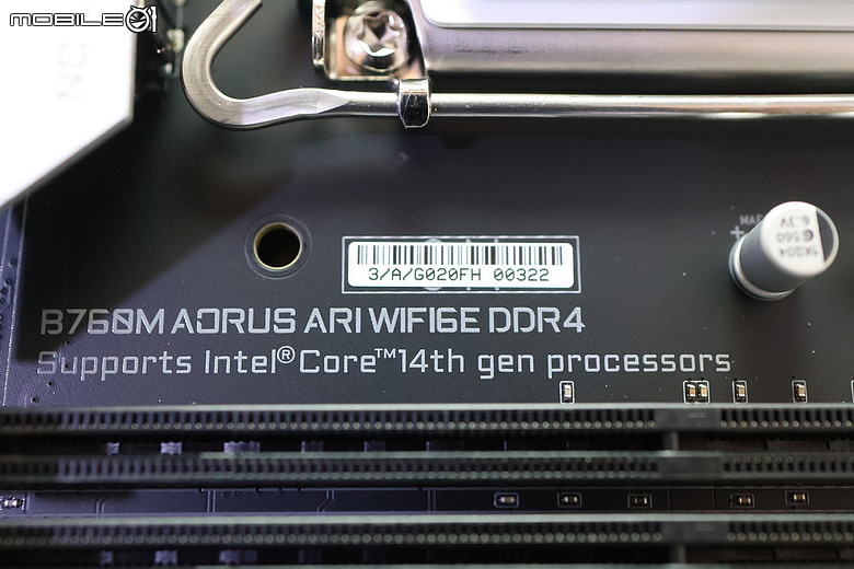點我看大圖 雕妹帶著 D4 繼續戰 B760M AORUS ARI WIFI6E DDR4