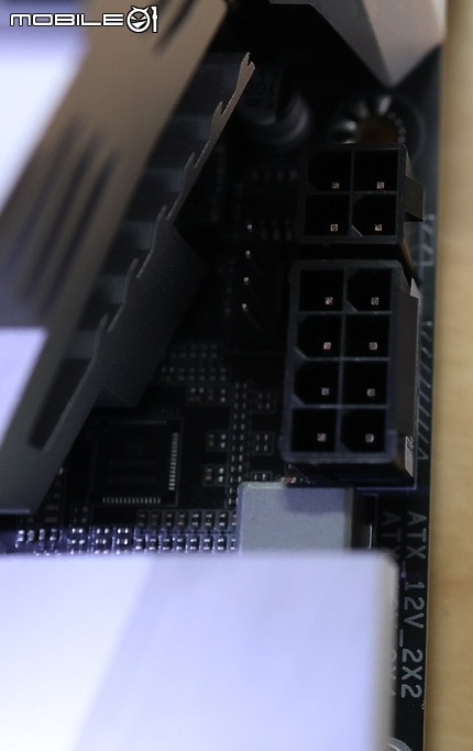 點我看大圖 雕妹帶著 D4 繼續戰 B760M AORUS ARI WIFI6E DDR4