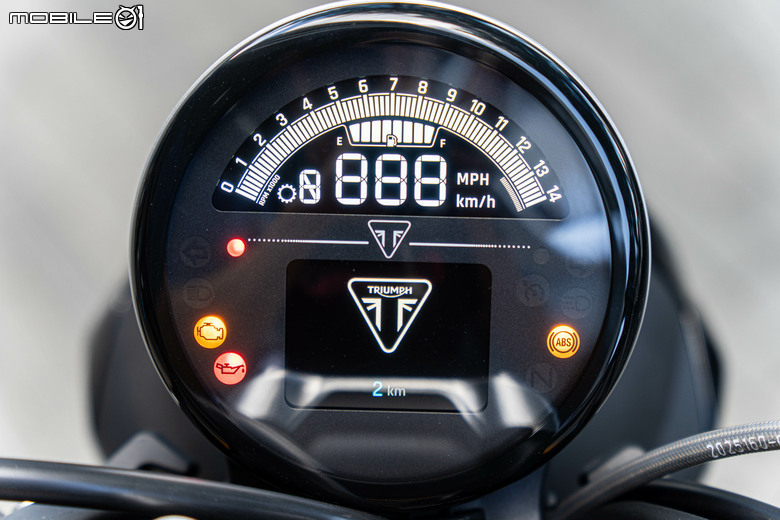 點我看大圖 Triumph Trident 800 試駕|西裝暴徒展新貌,三缸魅力任逍遙