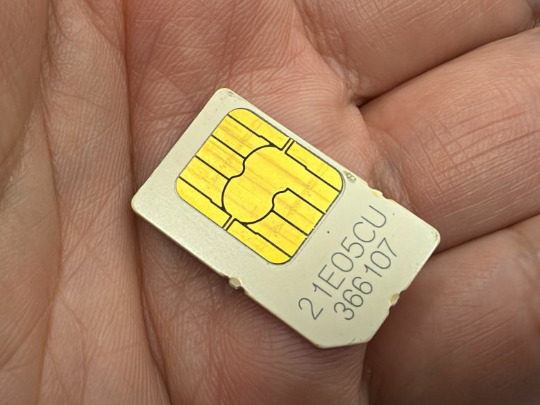 為了不再被電信商賺 eSIM 轉移費, 我決定走回頭路實體 SIM 卡