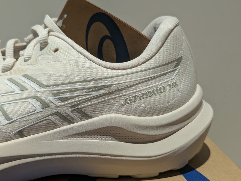 【小氣開箱】ASICS基礎跑鞋GT2000 14代 (中秋烤肉吃多了的贖罪補償)