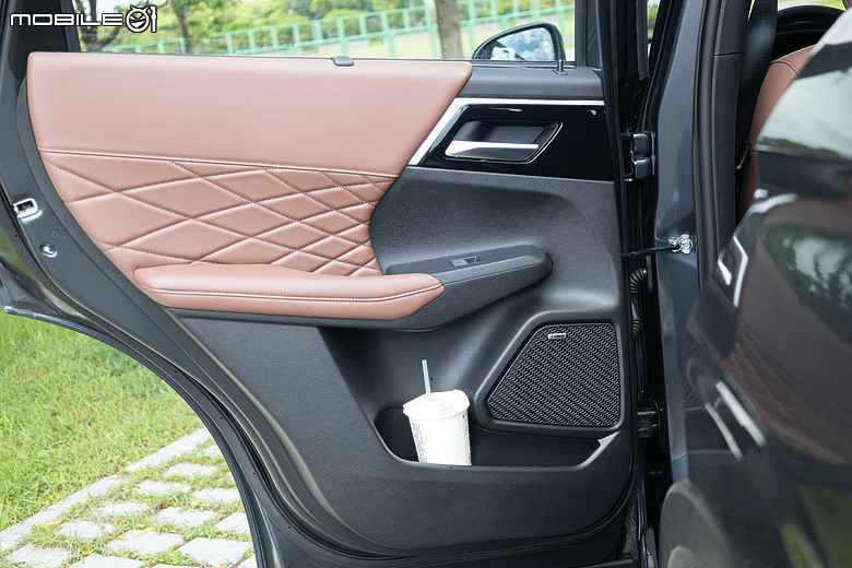 Mitsubishi 第四代小改款 Outlander 試駕｜四驅、5+2人座通通有，頂規直接給你大滿配！