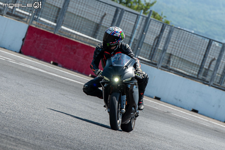 點我看大圖 YAMAHA YZF R3/R9賽道試駕|親和雙缸與靈動三缸,全面釋放R DNA極限性能