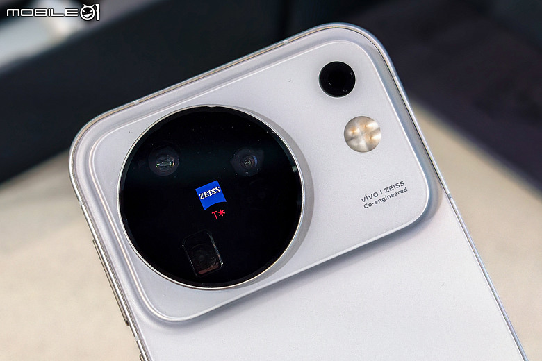 vivo X500 系列三機齊發|天璣 9600 Pro 加持、17EV 超高動態與 8000mAh 續航怪獸降臨
