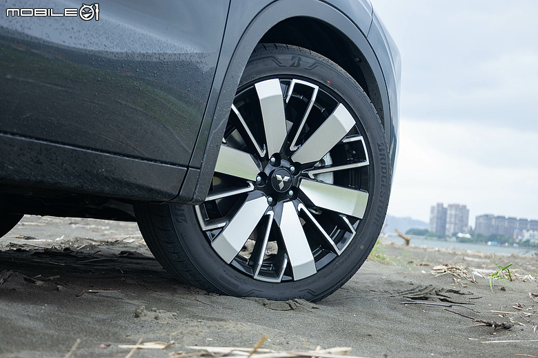 Mitsubishi 第四代小改款 Outlander 試駕｜四驅、5+2人座通通有，頂規直接給你大滿配！