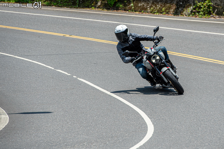 點我看大圖 Triumph Trident 800 試駕|西裝暴徒展新貌,三缸魅力任逍遙