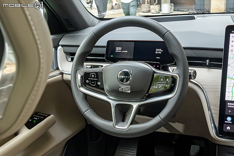 【採訪】Volvo EX90 295 萬元起上市,首月入主 Plus 車型享 3 萬元升級雙前座冷熱通風座椅!