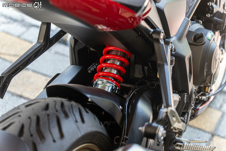 點我看大圖 Triumph Trident 800 試駕|西裝暴徒展新貌,三缸魅力任逍遙