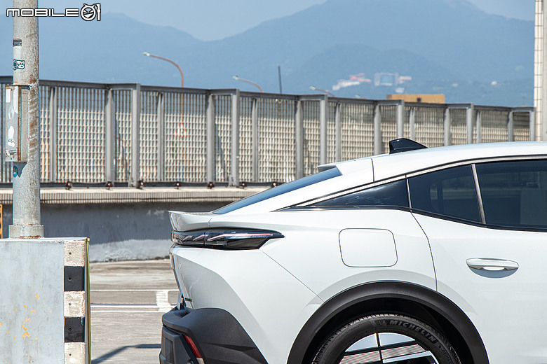 Peugeot 408 小改款試駕|帥只是基本,開過更懂它的動人!