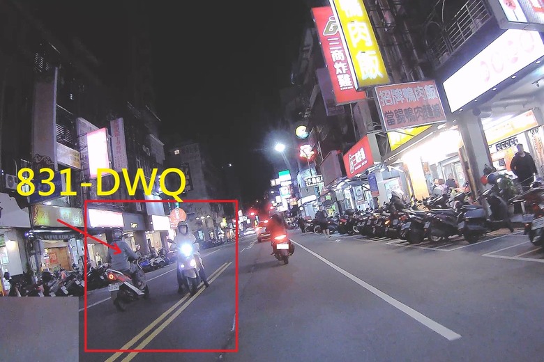 隨時跨越雙黃線的駕駛，不配有駕照。萬件案件分享200/10000。