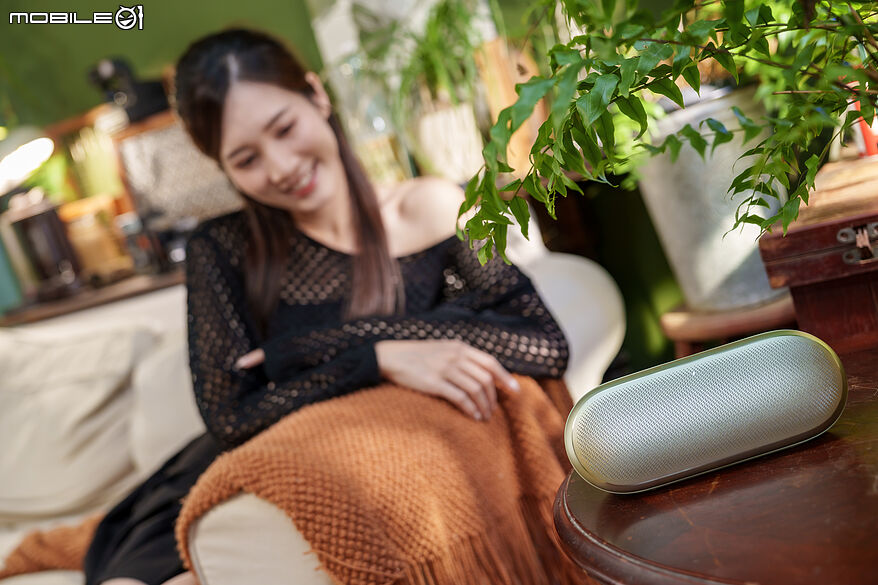 點我看大圖 Harman Kardon Luna 2 試聽報告|盡展聽覺到視覺的細膩迷人質感