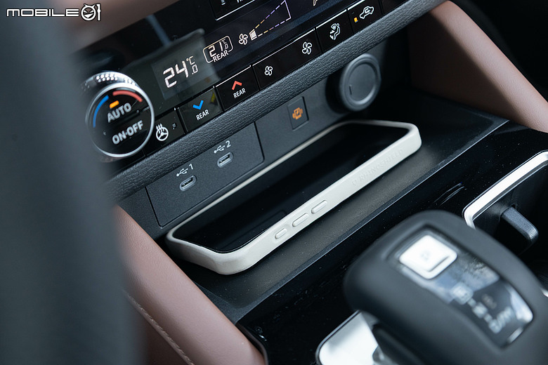 Mitsubishi 第四代小改款 Outlander 試駕｜四驅、5+2人座通通有，頂規直接給你大滿配！