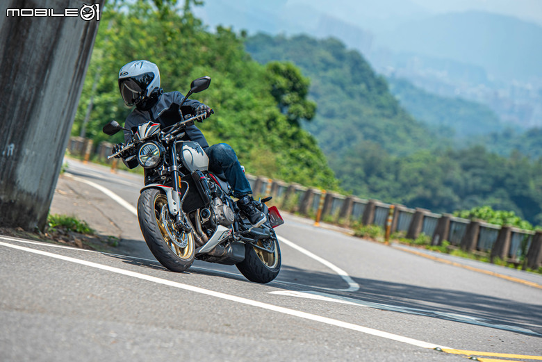 點我看大圖 Triumph Trident 800 試駕|西裝暴徒展新貌,三缸魅力任逍遙