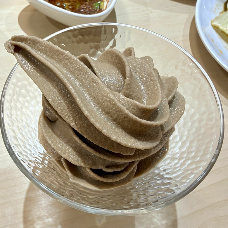 【六張犁火鍋推薦】川鳳港式麻辣雞煲，一鍋兩吃超特別！299元自助吧吃到飽