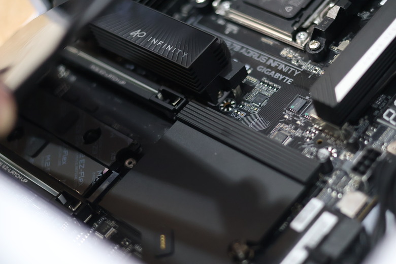 技嘉40周年限定紀念! X870 AORUS INFINITY與AORUS RTX 5070 INFINITY 12G開箱