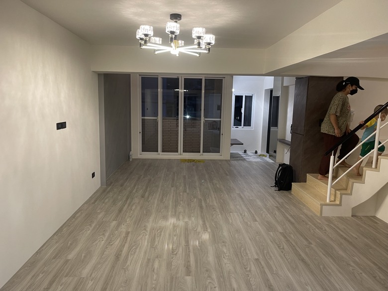 【第一次看老屋:屋主越講越開心,設計師臉色卻越來越白……OS:預算爆了,要說嗎?他還在興奮ㄟ,我…… 疑~!大門沒關上有個縫ㄟ!】