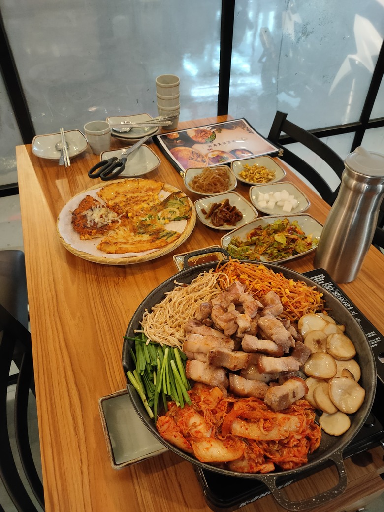【百位民間食神】全州喜比食堂 101店｜烤五花肉＋四色煎餅，這次我比較喜歡哪一道？